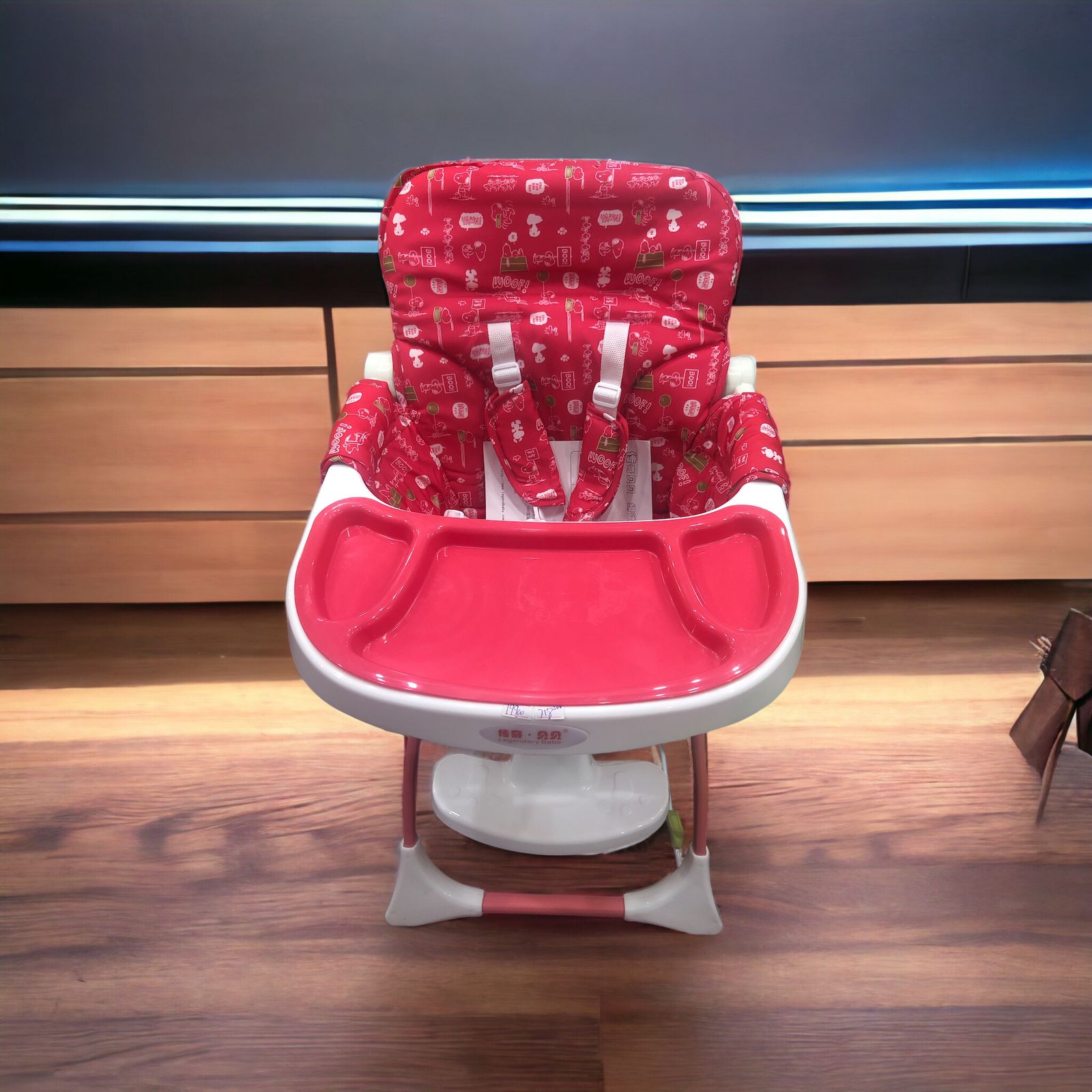 Baby high chair with tire