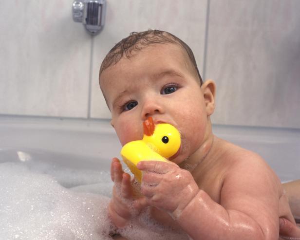 FLOATING BABY  BATHING DUCKLING TOYS